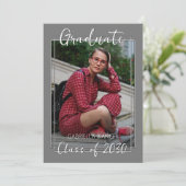 Kassy Grijze Minimalistische Afstuderen Aankondiging (Staand voorkant)