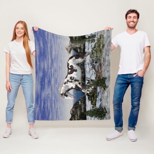 Kastanje en witte verf paard in de sneeuw fleece deken (In situ)