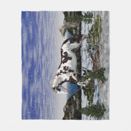 Kastanje en witte verf paard in de sneeuw fleece deken