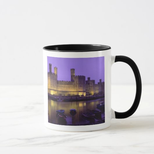 Kasteel Caernarfon, 's nachts, Gwynedd, Wales Mok (Rechts)