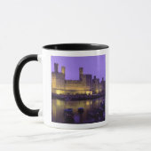 Kasteel Caernarfon, 's nachts, Gwynedd, Wales Mok (Links)