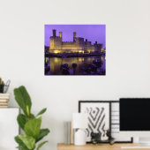 Kasteel Caernarfon, 's nachts, Gwynedd, Wales Poster (Thuiskantoor)