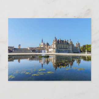 Kasteel Chantilly met weerspiegeling in een vijver Briefkaart