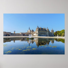 Kasteel Chantilly met weerspiegeling in een vijver Poster