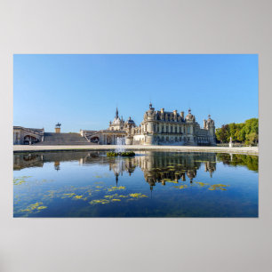 Kasteel Chantilly met weerspiegeling in een vijver Poster