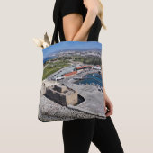 Kasteel en haven van Paphos met vuurtoren Tote Bag (Dichtbij)