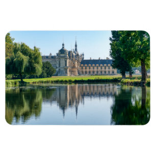 Kasteel van Chantilly en weerspiegeling in een vij Magneet