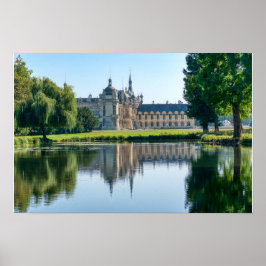 Kasteel van Chantilly en weerspiegeling in een vij Poster