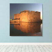 Kasteel van Paphos met reflecties bij zonsondergan Canvas Afdruk (Insitu (Houten vloer))