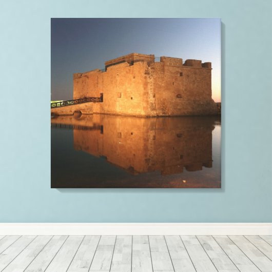Kasteel van Paphos met reflecties bij zonsondergan Canvas Afdruk (Insitu (Houten vloer))