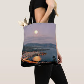 Kastoria, Griekenland (opschrift, Moonlight Night Tote Bag (Dichtbij)