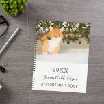 Kat aangepaste foto wit zwart planner<br><div class="desc">Een chique witte achtergrond. Personaliseer en voeg je een jaar,  naam en een tekst toe. De naam is in het zwart geschreven met een groot modern handschrift.</div>