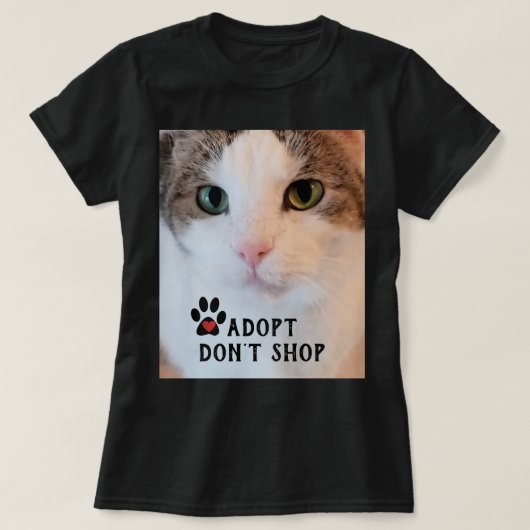 Kat adoptie / White Cat Foto op zwart T-shirt (Design voorkant)
