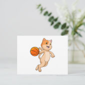 Kat als basketballer met basketbal briefkaart (Staand voorkant)