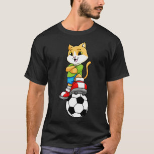 Kat als speler met bal en schoenen t-shirt