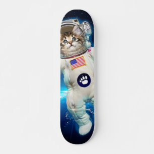 Kat-astronaut in de ruimte persoonlijk skateboard