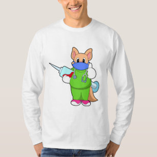 Kat bij vaccinatie met spuit t-shirt
