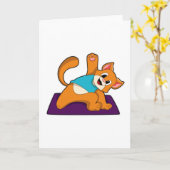 Kat bij yoga met yogamat kaart (Gele Bloem)