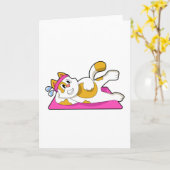 Kat bij yogarekoefening kaart (Gele Bloem)