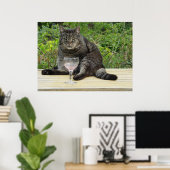 Kat 'Bram' op tafel met een wijnglas Poster (Thuiskantoor)