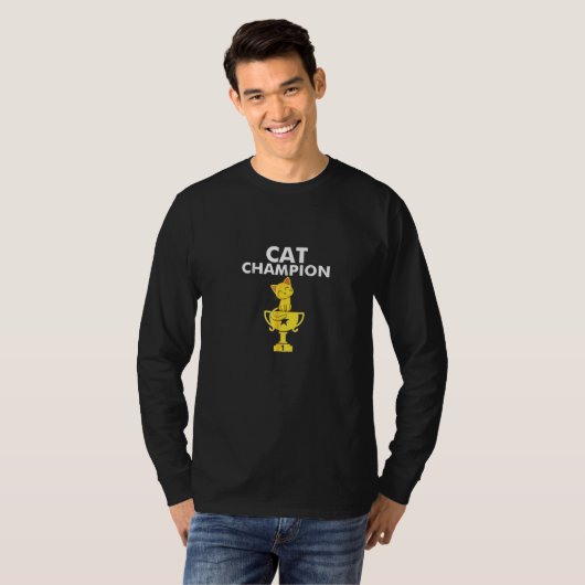 Kat Champion met trofee en kutkat T-shirt (Voorkant volledig)