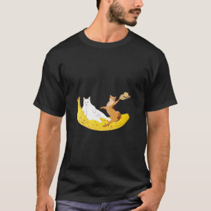 Kat chilling op banaan holding pet t-shirt