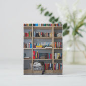 Kat dat in boekenboeken in de boekenwinkel slapen briefkaart (Staand voorkant)