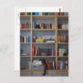 Kat dat in boekenboeken in de boekenwinkel slapen briefkaart (Voorkant / Achterkant)