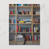 Kat dat in boekenboeken in de boekenwinkel slapen briefkaart (Voorkant)