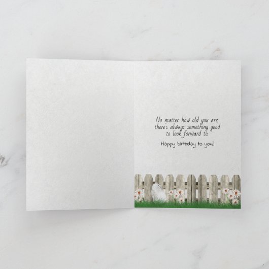 Kat dat naar een houten gat in de schuur spiekt kaart (Binnen)