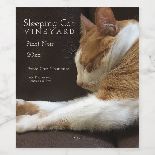 Kat dat op de sofa slapen wijn etiket (Enkel label)
