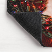 Kat dat op een bal van kerstlampen zit. muismat (Hoek)