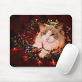 Kat dat op een bal van kerstlampen zit. muismat (Met muis)