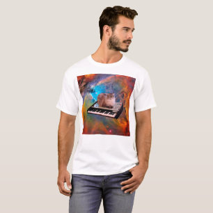 Kat dat op een toetsenbord in de ruimte ligt t-shirt