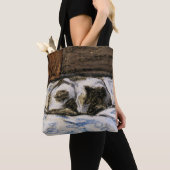 Kat dat slaapt op een bed tote bag (Dichtbij)