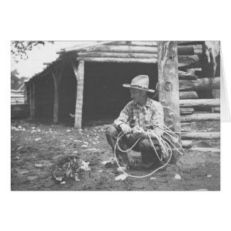 Kat dat uit een koffieblikje eet met een cowboyhor