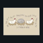 Kat Derde dag 3 Franse kerstmis Briefkaart<br><div class="desc">Een cartoon tekening van een schattige kat en kippen illustreert het derde versum van de geliefde twaalf dagen kerstkarol op dit grappige en feestelijke briefkaart. Vind extra verzen en coördinerende producten in de 12 dagen van het collectie van Catmas van Asterisk Design.s</div>