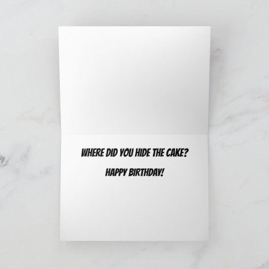 Kat die een kaart van de Cake van de Verjaardag (Binnen)