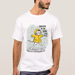 Kat die een regenjas draagt, springt in plassen t-shirt