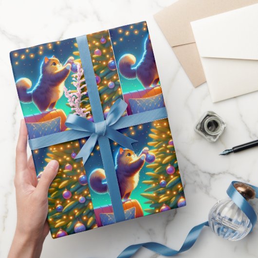 Kat die op bank staat om kerstboom te versieren cadeaupapier (Geschenken)