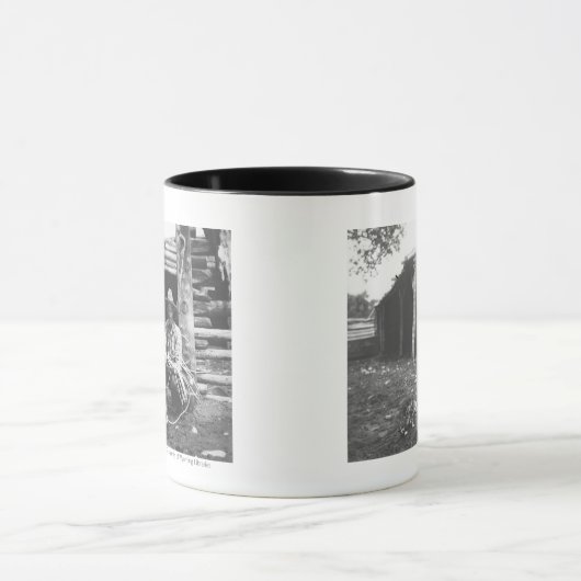 Kat die uit een koffieblikje eet mok (Midden)