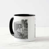 Kat die uit een koffieblikje eet mok (Voorkant links)