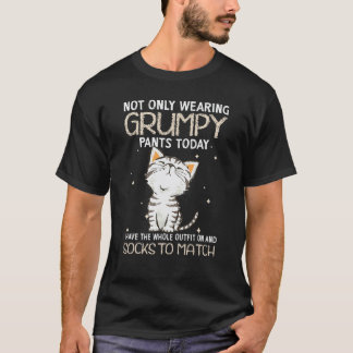 Kat draagt niet alleen chagrijnige broek vandaag i t-shirt
