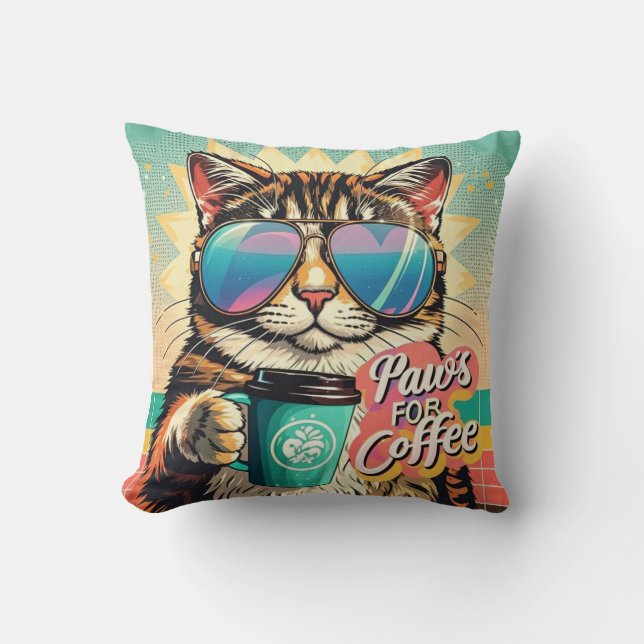 Kat draagt oversized zonnebril met koffie kussen (Voorkant)