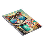 Kat draagt oversized zonnebril met koffie notitieboek (Rechterzijde)