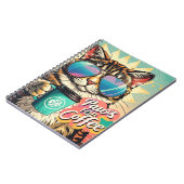 Kat draagt oversized zonnebril met koffie notitieboek (Linkerzijde)