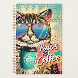 Kat draagt oversized zonnebril met koffie planner