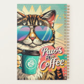 Kat draagt oversized zonnebril met koffie planner (Achterkant)