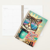 Kat draagt oversized zonnebril met koffie planner (Display)