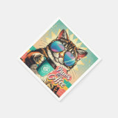 Kat draagt oversized zonnebril met koffie servet (Hoek)